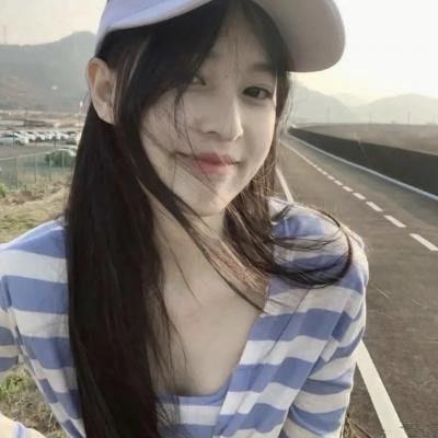 与一位女士合影